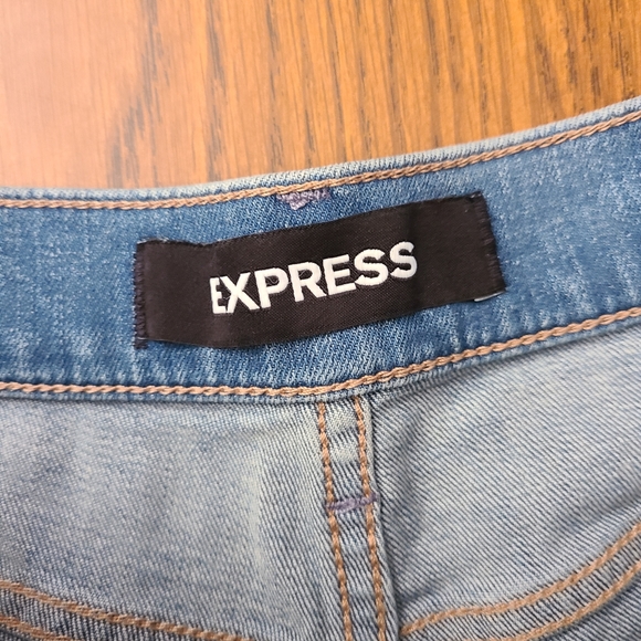 Express Midi Mid-Rise Light Blue Jean Shorts in Size 2 - Picture 3 of 5